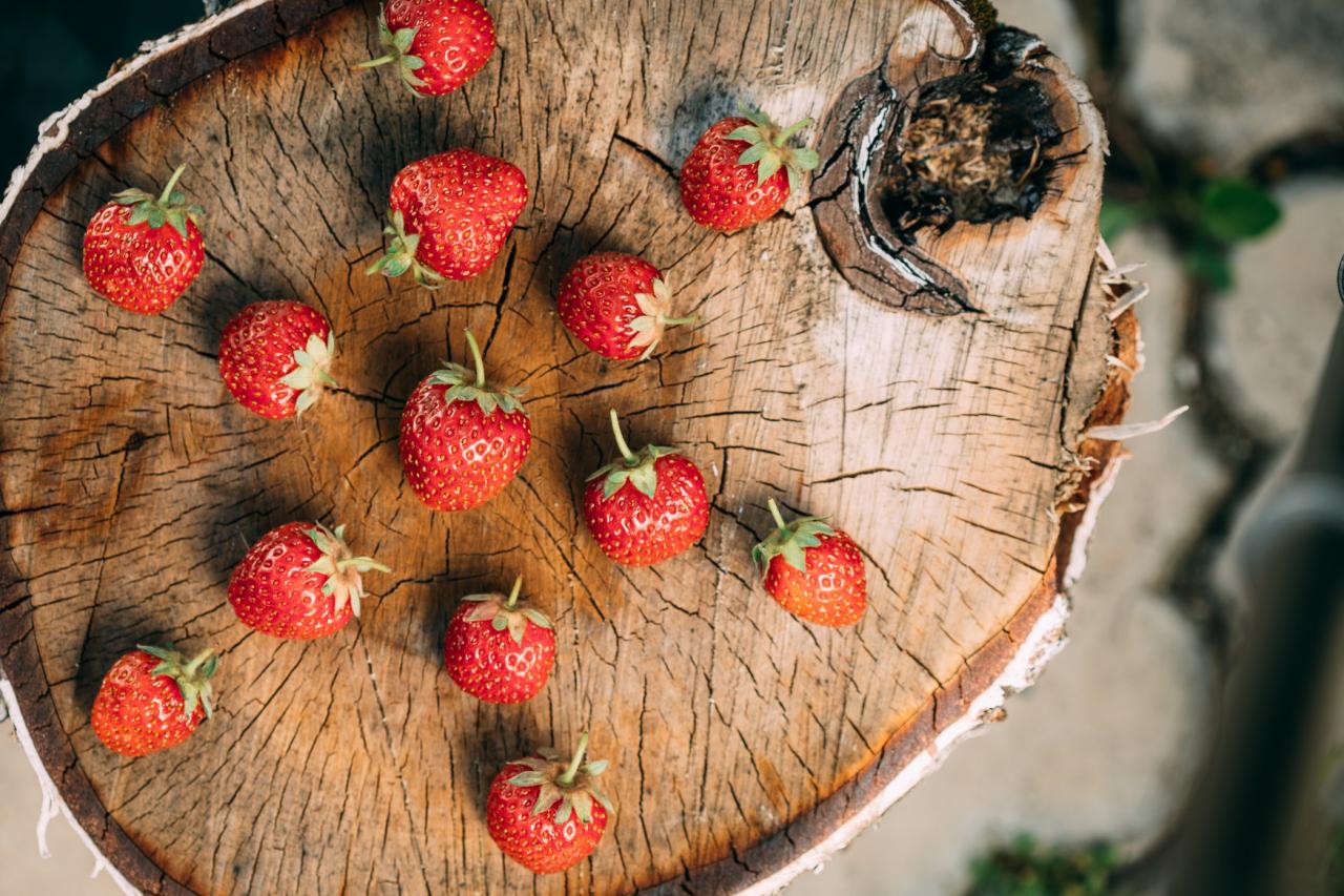 Erdbeeren und Kaminholz